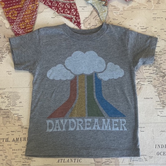 Rivet Apparel Co Gray “Daydreamer” Graphic Kids T-Shirt Size 2/3 - Picture 1 of 4